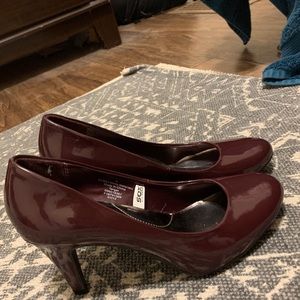 Wine colored round toe patten pumps